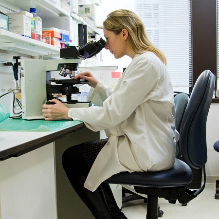 Chica mirando por el microscopio